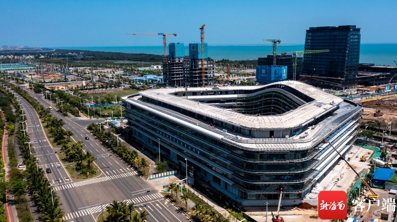 海口江东发展大厦外立面幕墙施工收尾 项目建设按下快进键